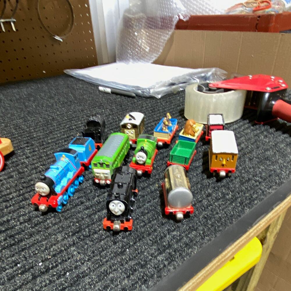 Thomas & Friends HO Gauge 1:87 DC Analog Engine & Rolling Stock Lot of 13